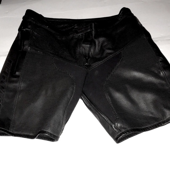Men’s EUC DAINESE Black Moto Biker Leather Shorts Sz 56 - Picture 2 of 14